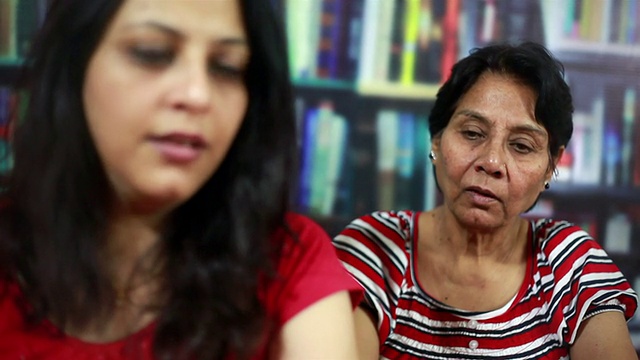 年轻的印度女人在与老夫人争论视频下载