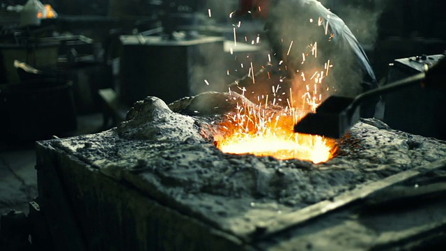 工人们在铸造厂熔化金属视频素材