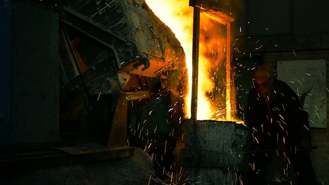 在铸造厂冶炼金属视频素材