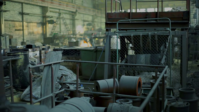 旧废弃铸造厂的设备。背景视频素材