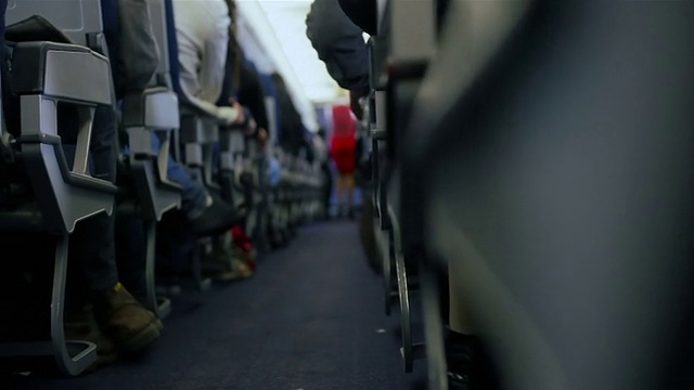 飞机旅行。飞机上的空姐和乘客视频素材