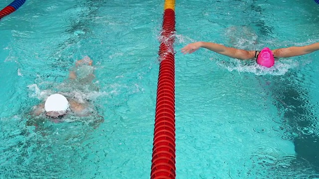 HD Slow-Mo:女子游泳选手在比赛中获胜视频下载
