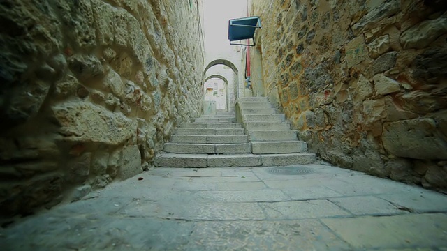 老城区狭窄的街道。楼梯和拱门。视频素材