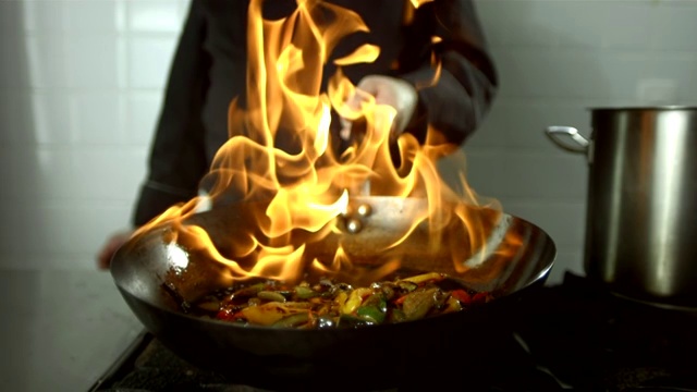 HD超级慢动作:厨师燃烧蔬菜视频素材