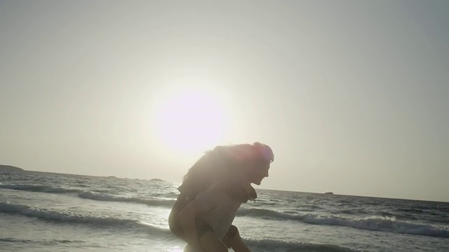 年轻的夫妇在一起享受时间在海滩上-多个镜头可用视频下载