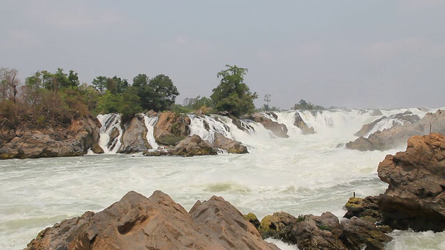 孔蓬瀑布，老挝南部。视频下载