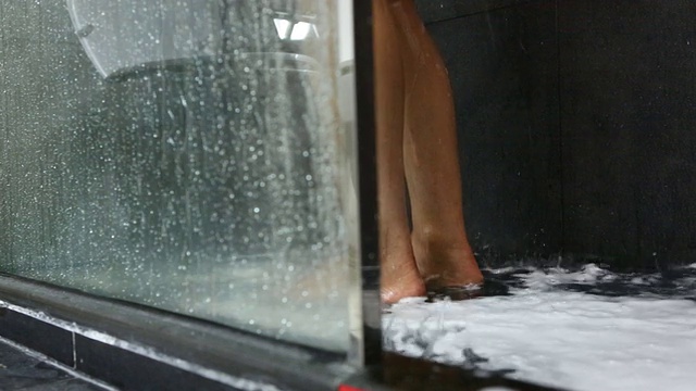 洗澡的女人的腿，摄影视频素材