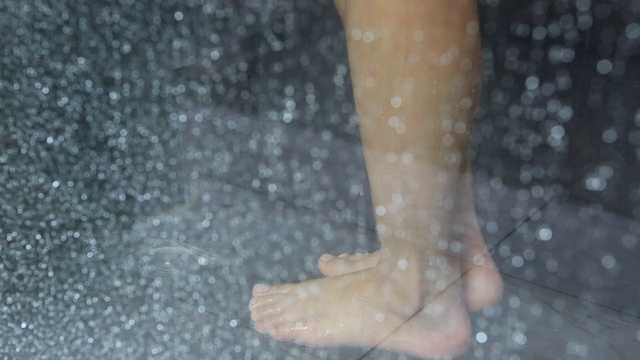 洗澡的女人的腿视频素材