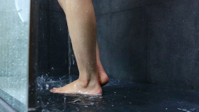 洗澡的女人的腿视频下载