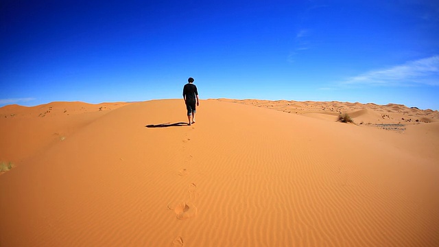 迷失在沙漠中的人，高清视频视频素材
