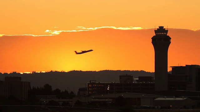 日落时有飞机的高清机场视频下载