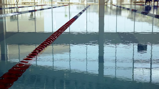 空的游泳池。背景视频素材