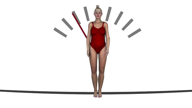 减肥jojo环女人在红色泳衣视频素材