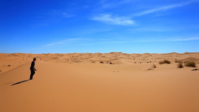 在撒哈拉沙漠独自行走的人，高清视频视频素材