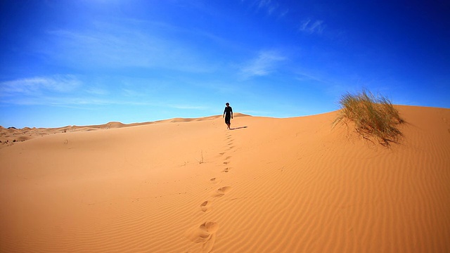 行走在沙漠沙丘上的人，高清视频视频素材