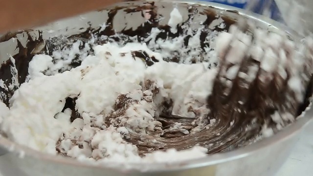 搅拌奶油夹心巧克力视频素材