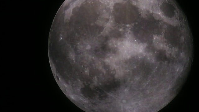 阴天夜里的月亮视频素材