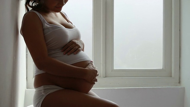 孕妇与窗光视频素材
