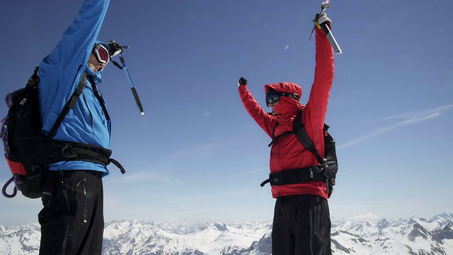 登山者在山顶上欢呼视频素材