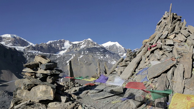 尼泊尔山顶上的祈祷旗视频素材