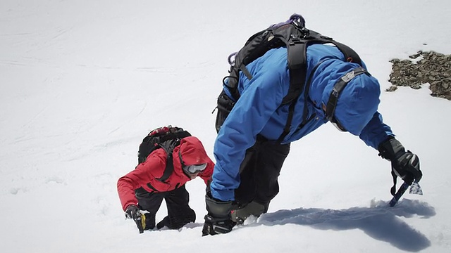 登山者到达了白雪覆盖的山顶视频素材