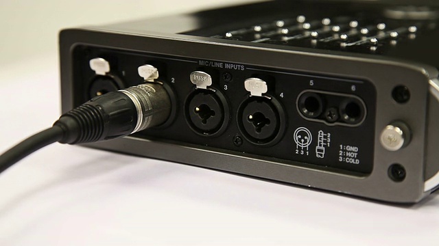 XLR电缆连接到录音机视频下载