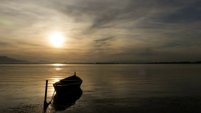 日落时湖面上的小船。视频下载