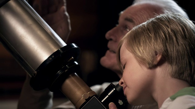 爷爷和孙子都有望远镜视频素材