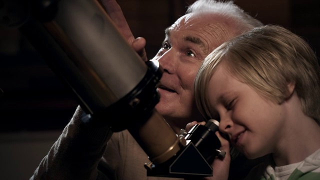 爷爷和孙子都有望远镜视频素材