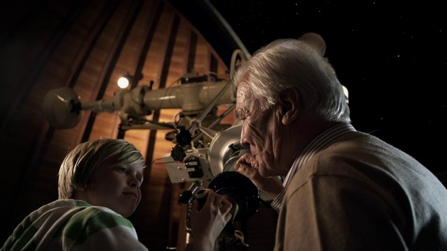 爷爷和孙子在天文台视频素材