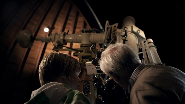 爷爷和孙子在天文台视频素材