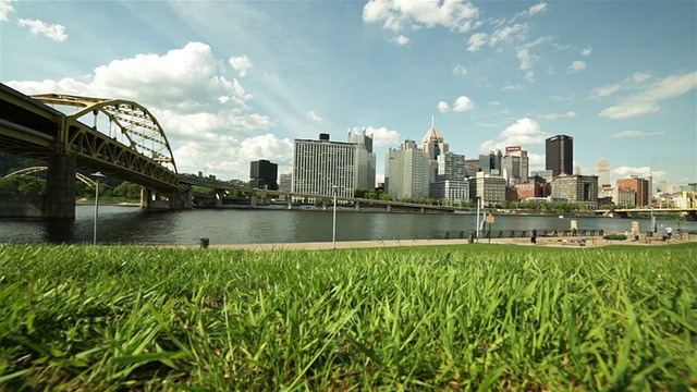 从河边看市中心的城市景观视频素材