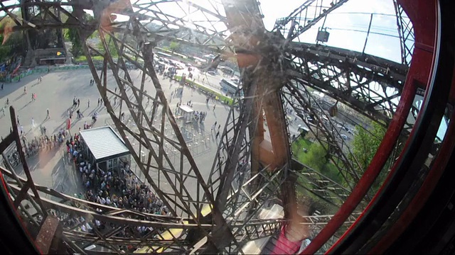 乘电梯到达埃菲尔铁塔顶，巴黎视频素材