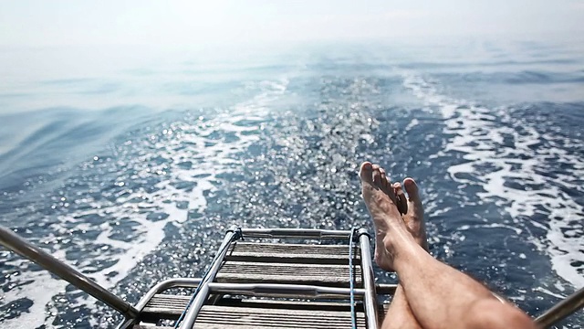 一名男子在帆船上巡游时放松视频素材