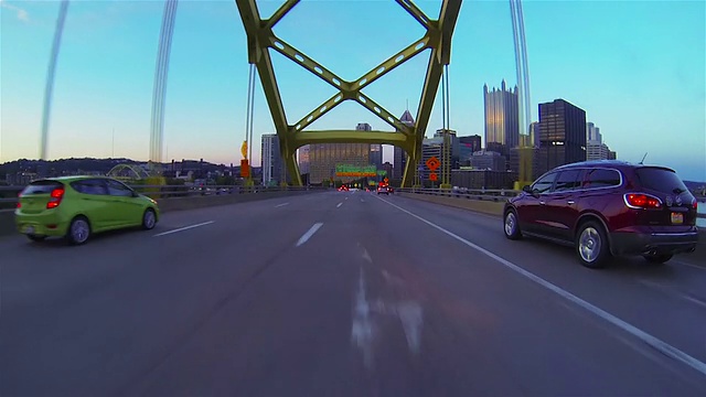 通过桥进入城市视频下载