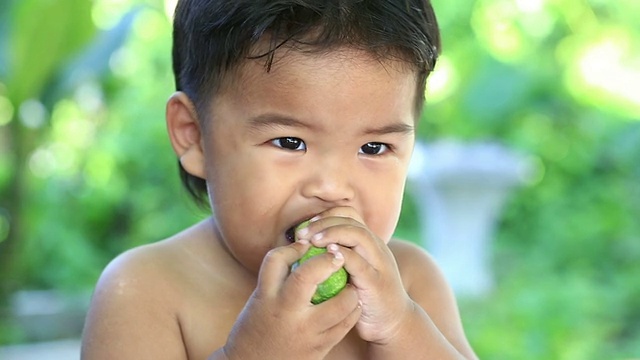 男孩吃黄瓜视频素材
