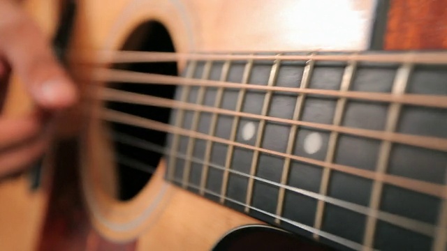 原声吉他在音乐家的手中视频素材