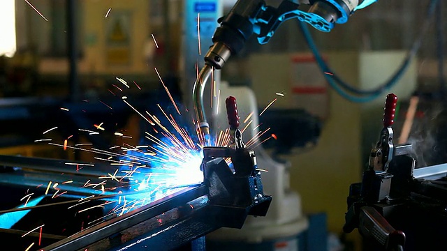 HD:机器人手臂在工厂焊接(平移)视频素材