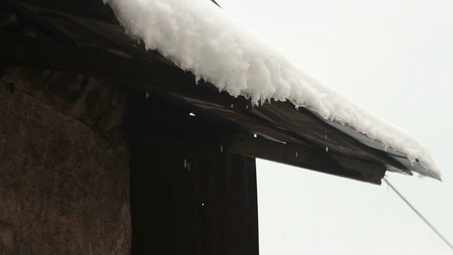 瓦片屋顶上融化的雪视频素材