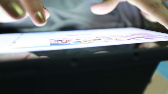 手使用数字平板电脑视频素材