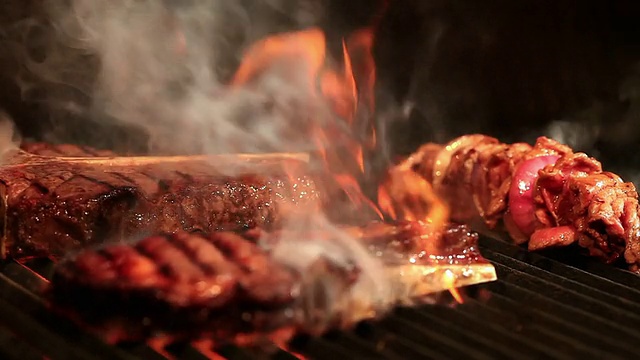 烤肉架上的肉视频素材