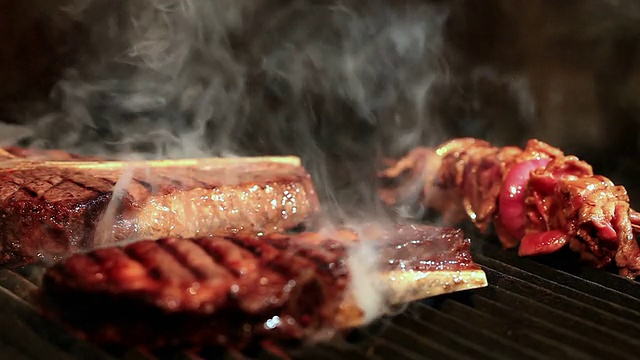 烤肉架上的肉视频素材