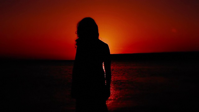 《海滩上的孤独女人视频素材