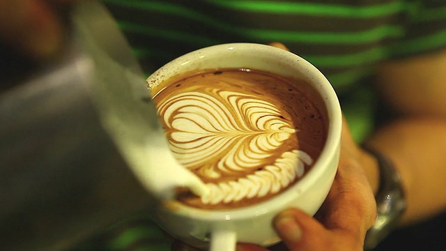 HD:拿铁艺术，咖啡师倒牛奶。视频素材