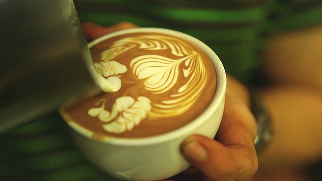 HD:拿铁艺术，咖啡师倒牛奶。视频素材