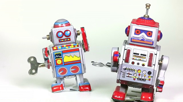 两个复古的锡玩具机器人视频素材