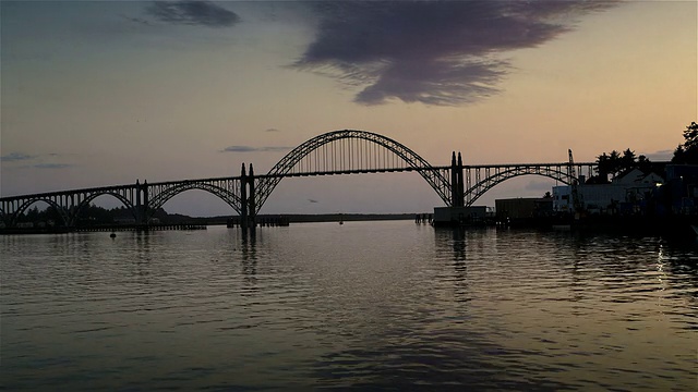 桥在新港视频下载