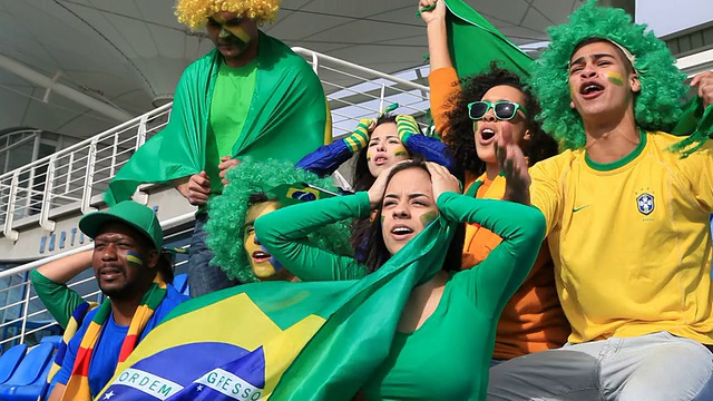 球迷们为巴西加油，但因为错过了比赛而感到失望视频下载