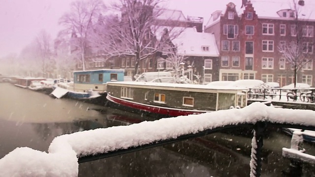 历史城市中心的阿姆斯特丹运河雪景。视频素材