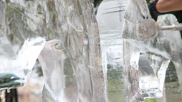冰雕塑雕刻视频下载